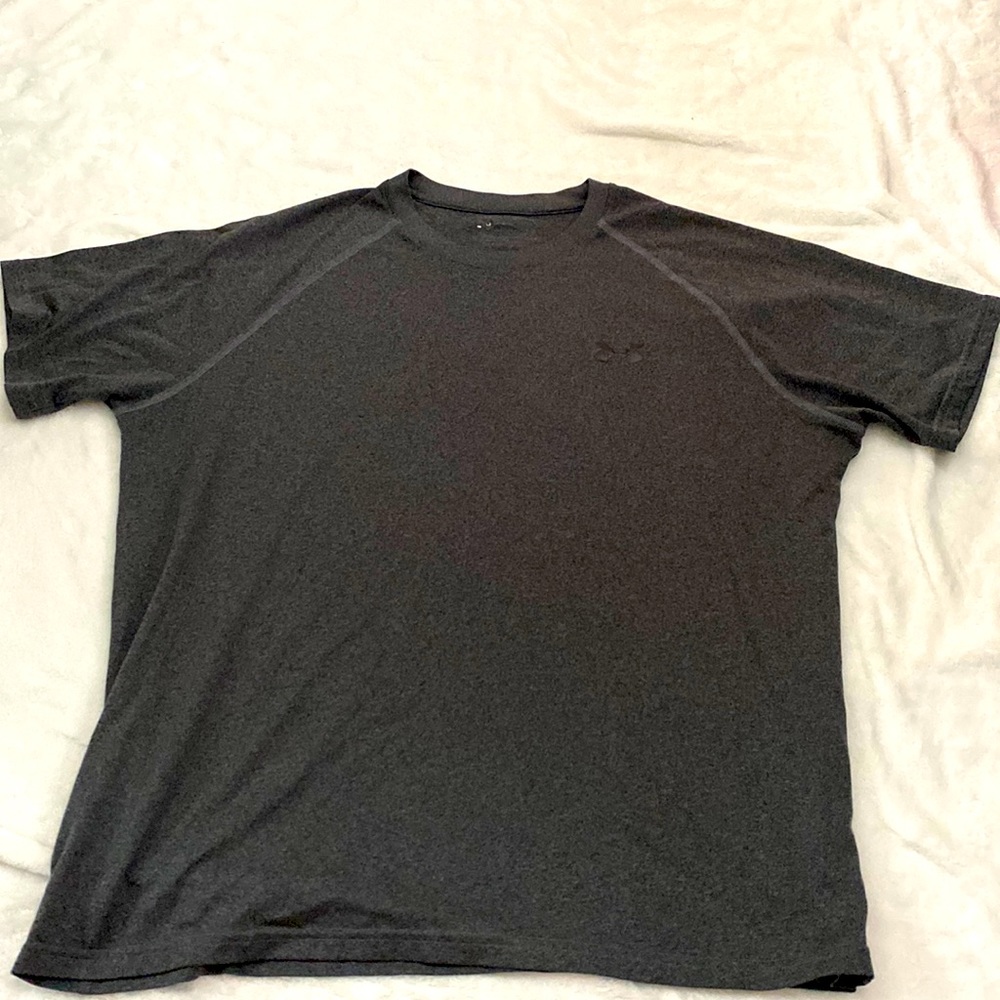 Mens Under Armour short sleeve shirt. Size XL. 100% polyester